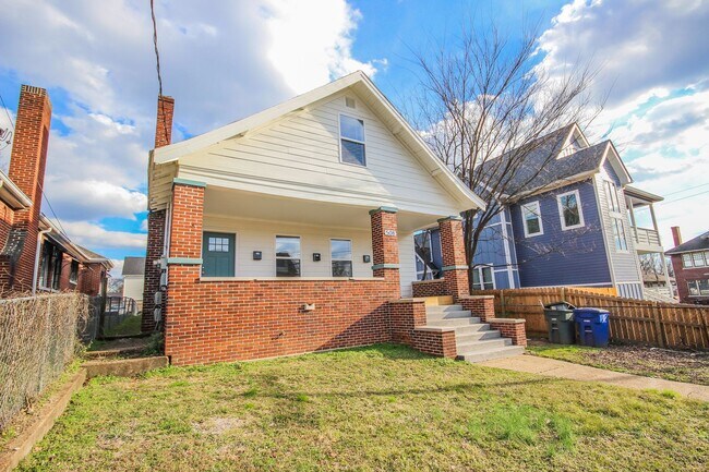 Building Photo - Highland Park Living with Private Deck & Updated 2BR Near Downtown Chattanooga