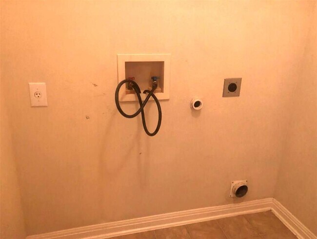 Building Photo - 1009 Middle Brook Dr