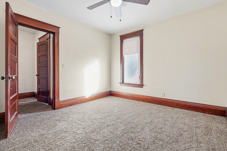 Building Photo - 104 Jessamine Ave W