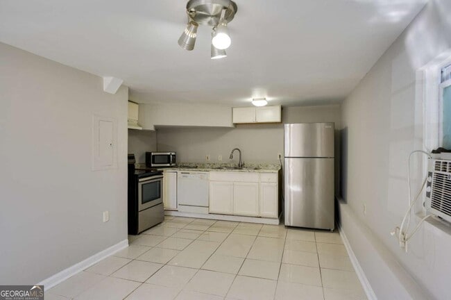 Building Photo - 1459 Hartford Ave SW