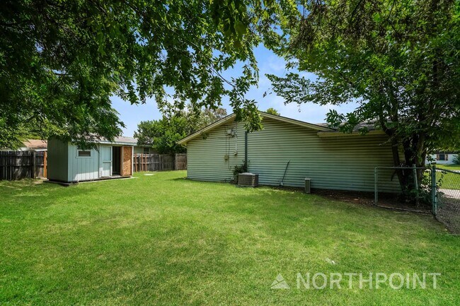 Building Photo - 3 BR/1.5BA | Updated Single Family Home | Front yard |In Hurst!