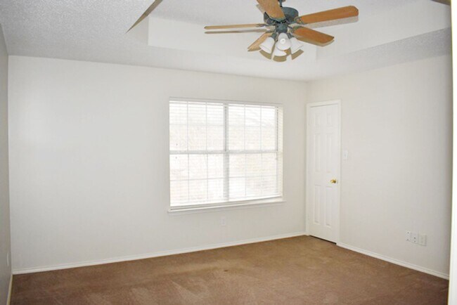 Building Photo - Lovely 3-2-2 in Ft. Worth in Desirable Loc...