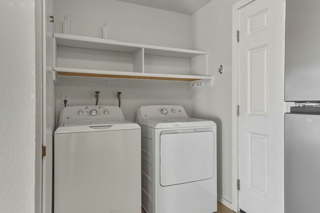 Building Photo - Newly Renovated 2 Bedroom in Wedgewood!