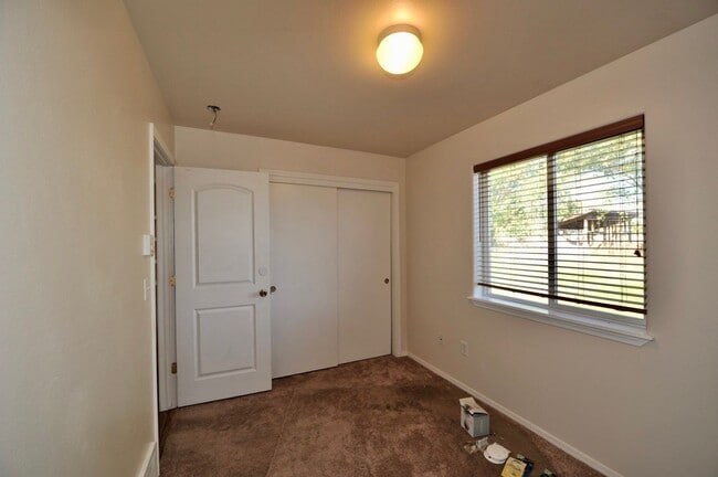 Building Photo - 3 bed 2 bath rancher duplex (stainless appliances & granite counters)