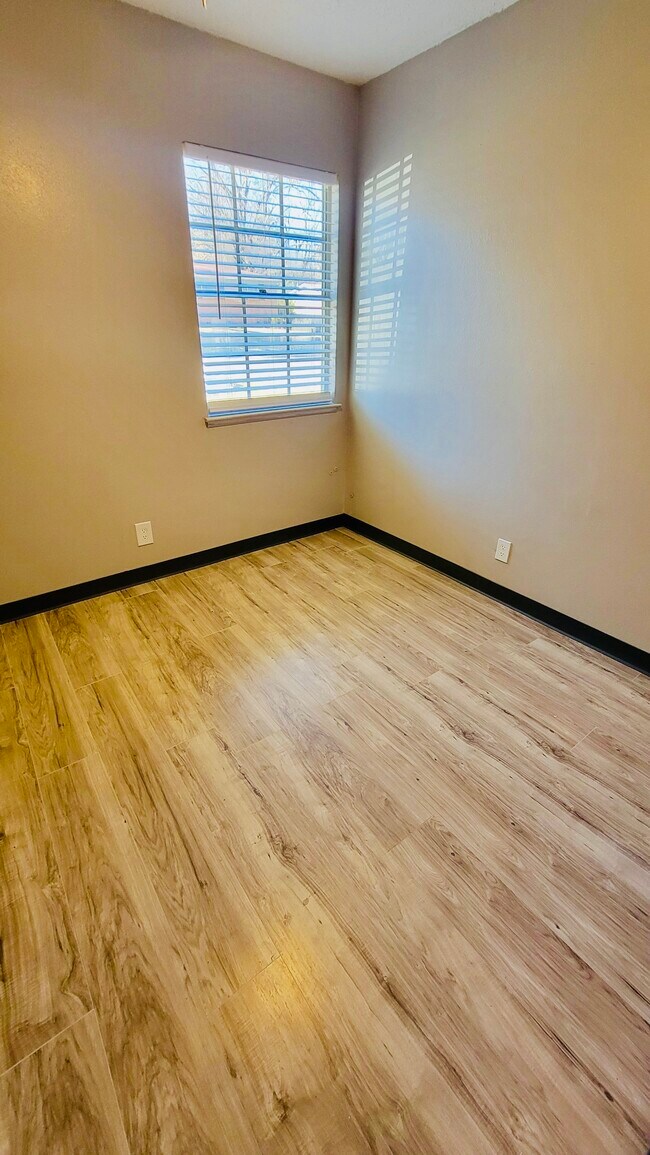 Building Photo - 3 Utica Ln