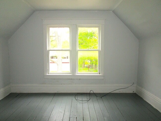 Building Photo - 1613 W Kettelle St