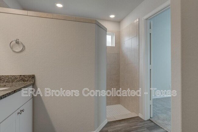 Building Photo - 242 Holland Pk