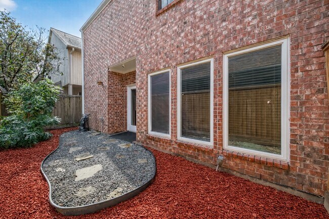 Building Photo - 2413 Potomac Dr