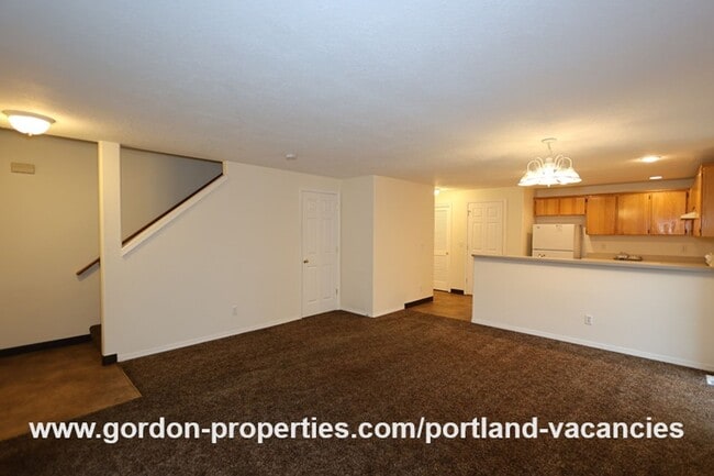 Building Photo - SE 73rd Ave - 3 bedroom townhouse in Mt Scott-Arleta neighborhood