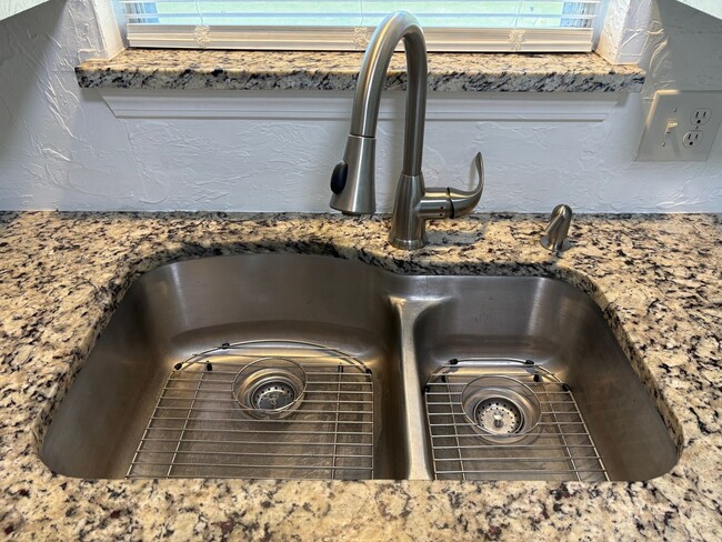Building Photo - Charming 2BR Brick House in Wanette