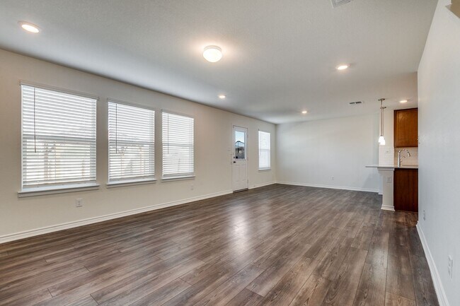 Building Photo - Welcome home to this 3-bedroom 2.5-bath in the desirable Marbella community