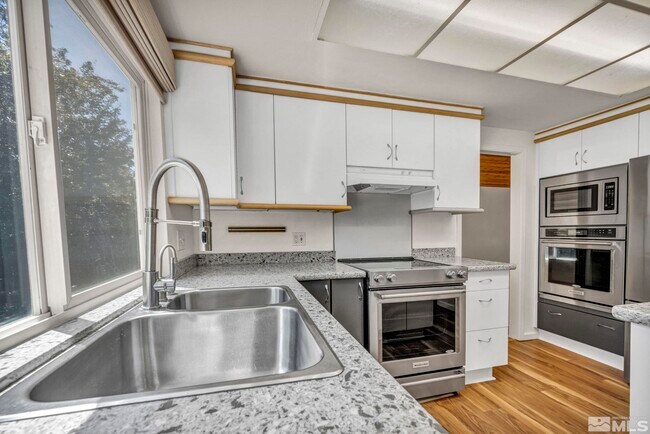 Building Photo - 840 Twin Pines Rd