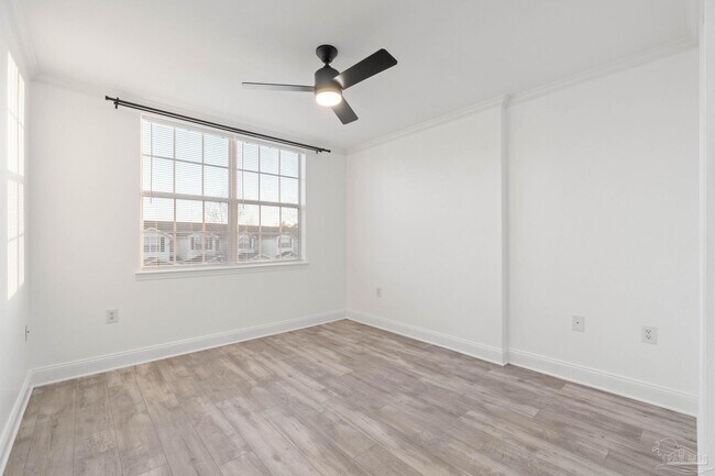 Building Photo - 707 Majestic Dr