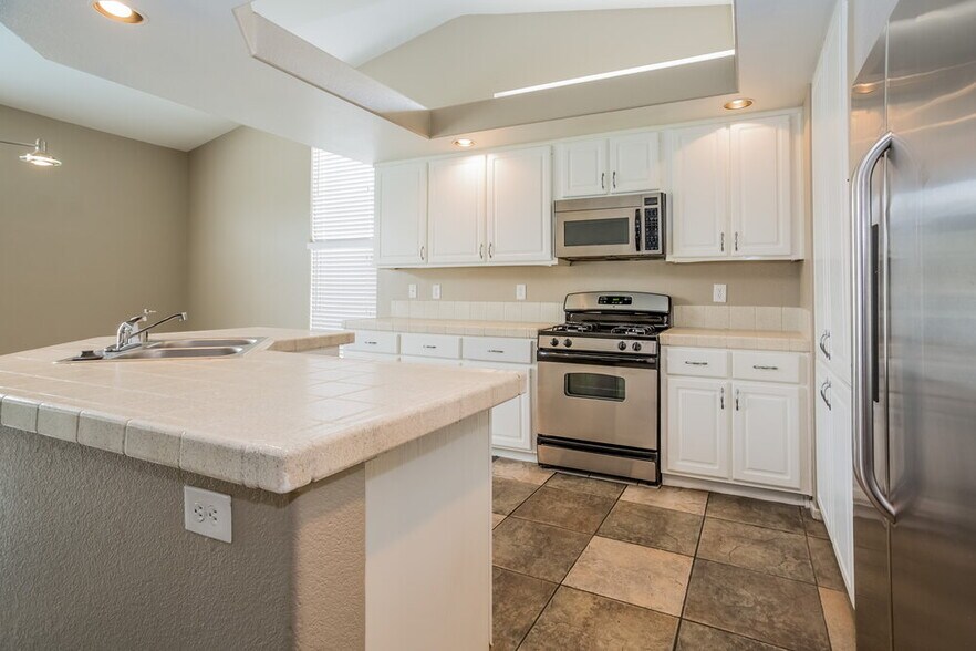 Building Photo - 3636 Beacon Point St