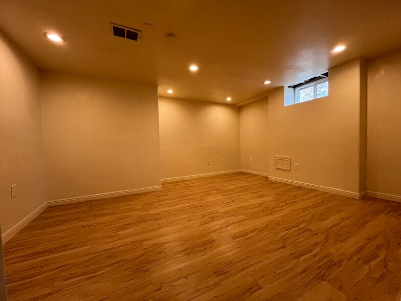 Building Photo - 332 E Utopia Ave