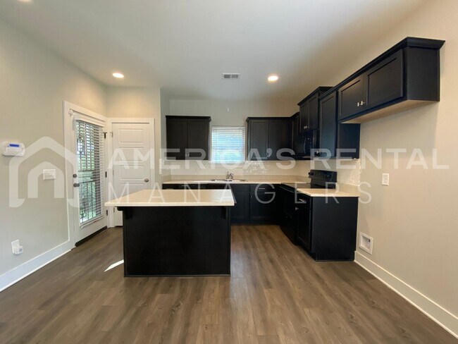 Building Photo - Large Townhome for Rent in Gardendale... Available to View Now!