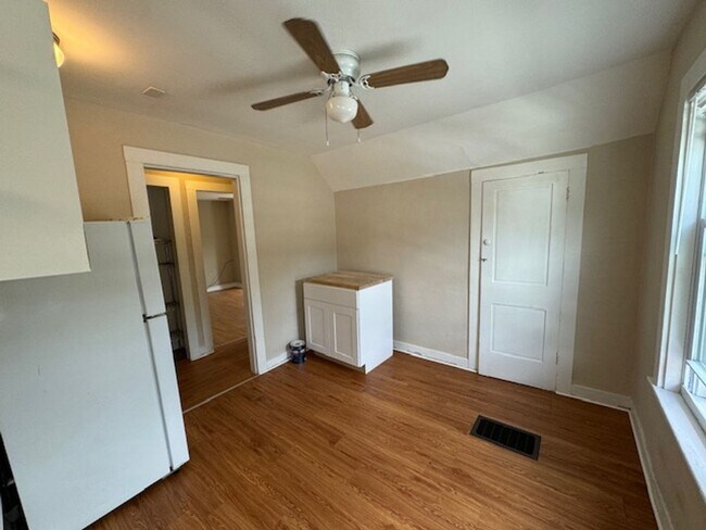 Building Photo - 112 Main St