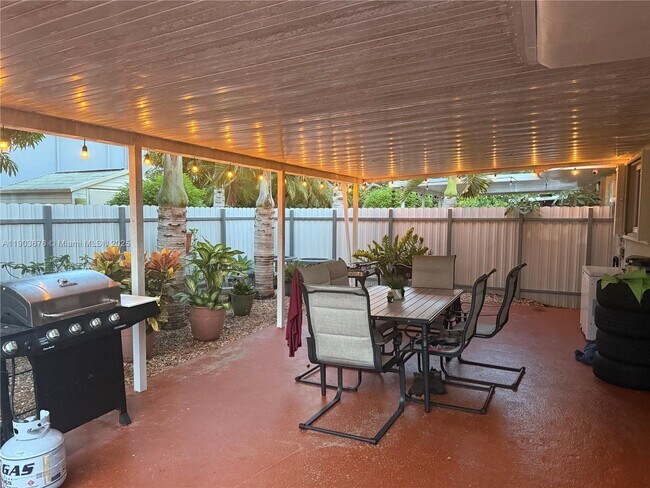 Building Photo - 1563 W 81st St