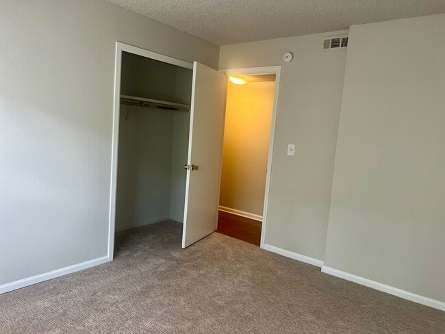 Building Photo - 3 Bedroom available Near Cherry Creek State Park!