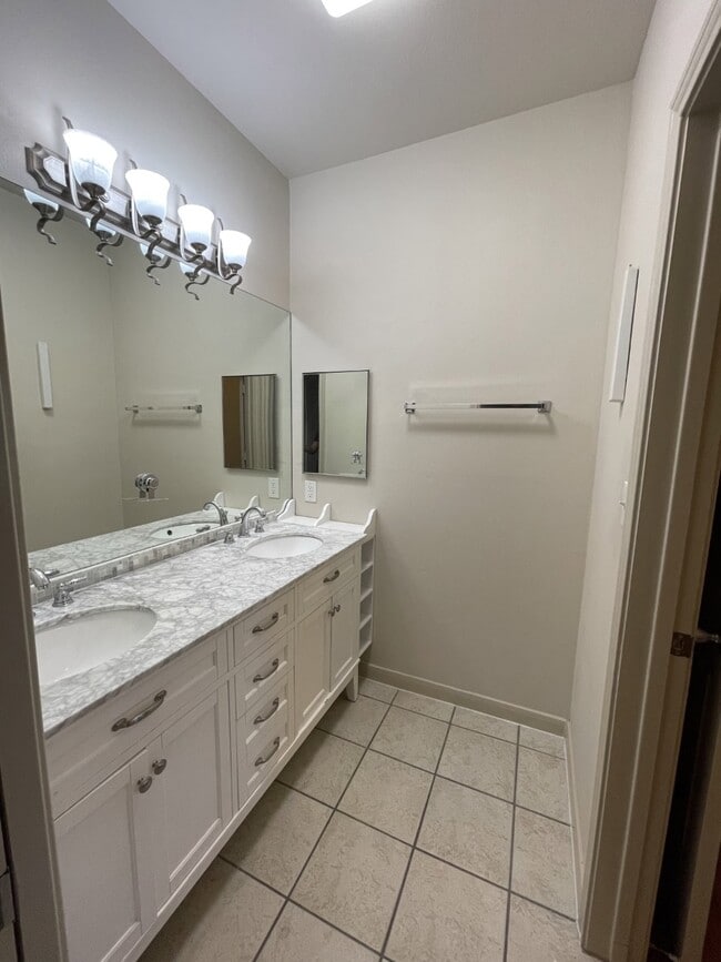 Master Vanities - 2445 Monarch Dr
