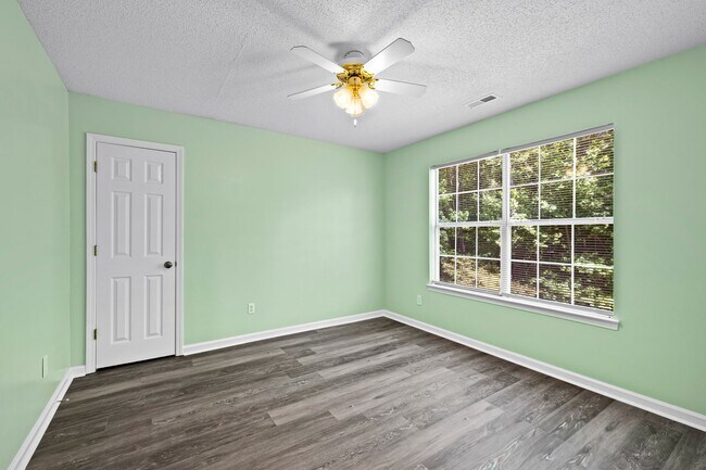 Building Photo - Updated 4BR Home in Northgate District with Huge Back Deck