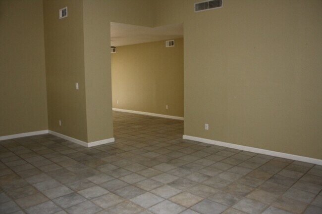 Building Photo - Fabulous 3 bedroom 2 bathroom Big Back Yard