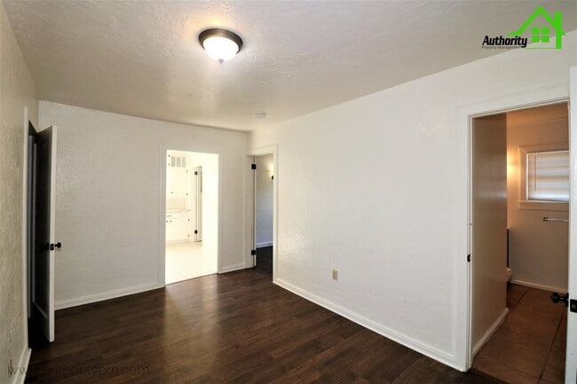 Building Photo - 1141 Magnolia Ave