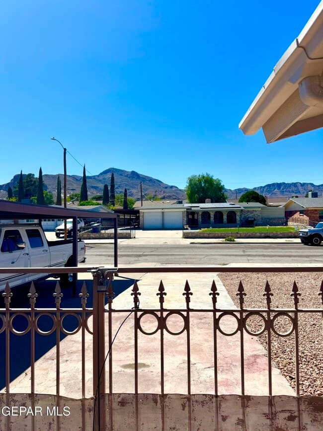 Building Photo - 10288 Lakeview Dr