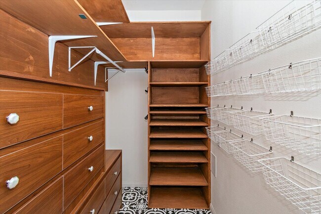 Walk-in Closet - 69457 Turnberry Ct