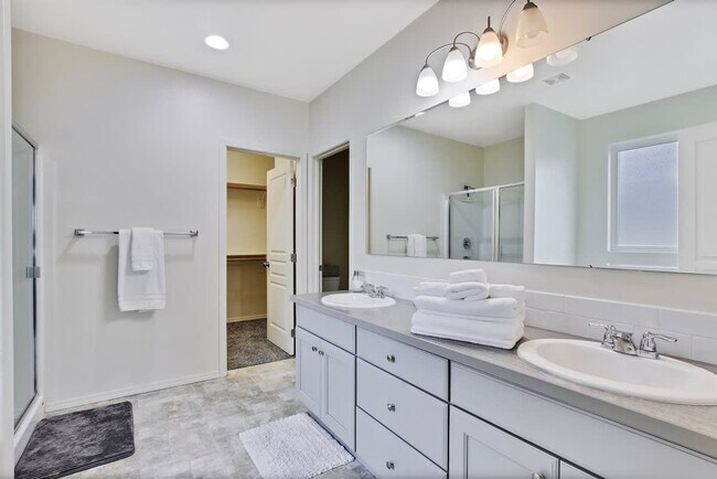 Building Photo - 2213 E Elm Grove Dr