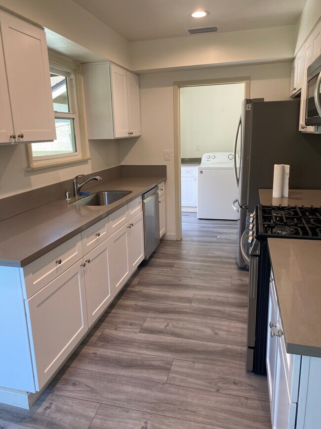 Building Photo - 1523 N Grand Oaks Ave