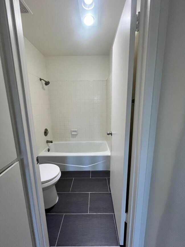 Building Photo - 1407 N Sunrise Way