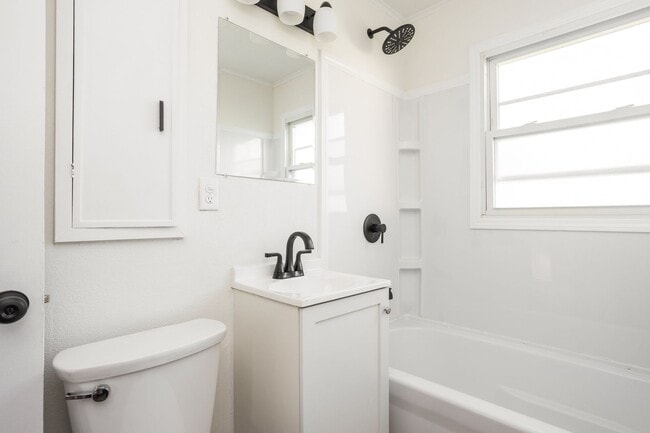 Building Photo - Newly Renovated 2 bed 1 bath unit.