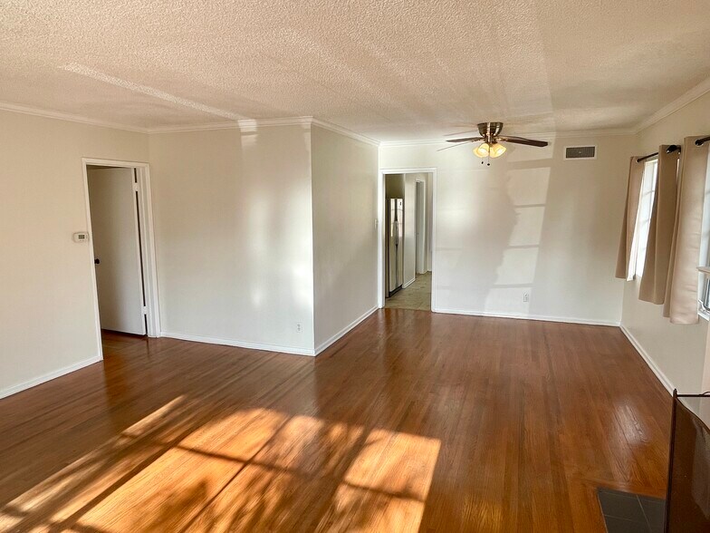 Building Photo - 12505 Manor Dr