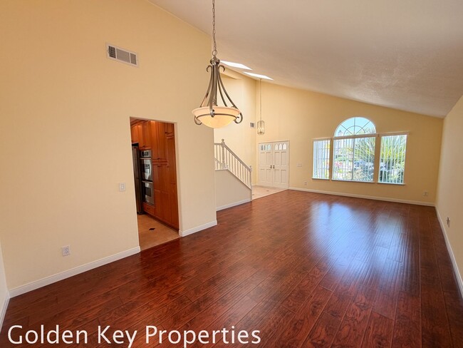 Building Photo - Move-in ready 4 bedroom / 3 bathroom home in Oceanside!