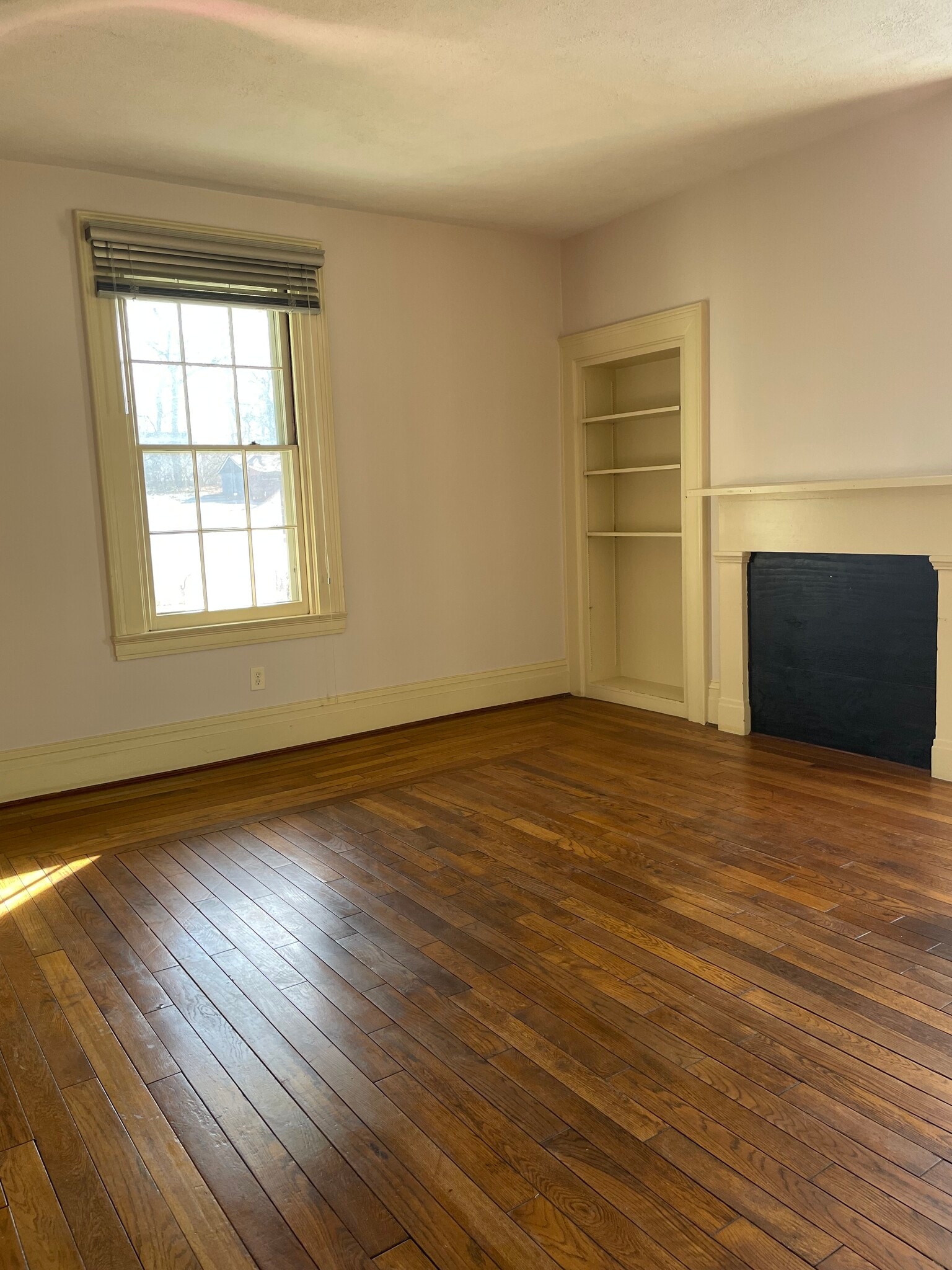 Building Photo - 20 E Sharon Rd