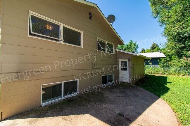 Building Photo - 1916 Larkspur Dr