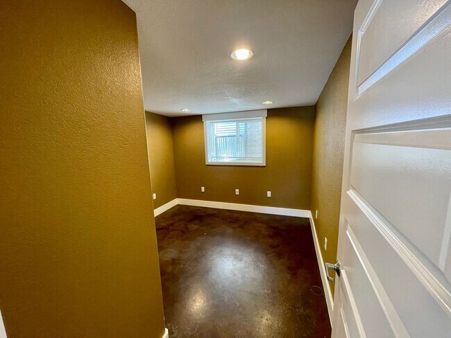 Building Photo - 1104 Columbine Ct