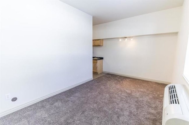 Building Photo - 825 W Spruce St