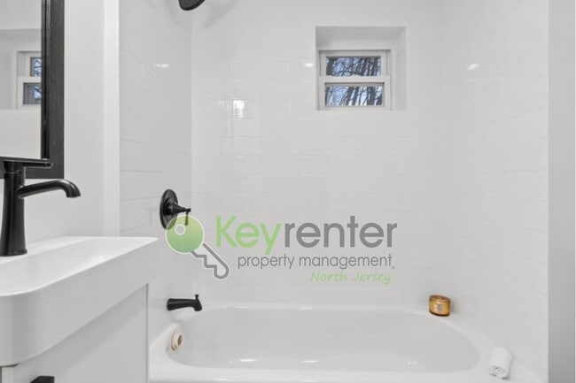Building Photo - Rare Renovated 3BR/2BA Townhouse with Private Yard & NYC Views