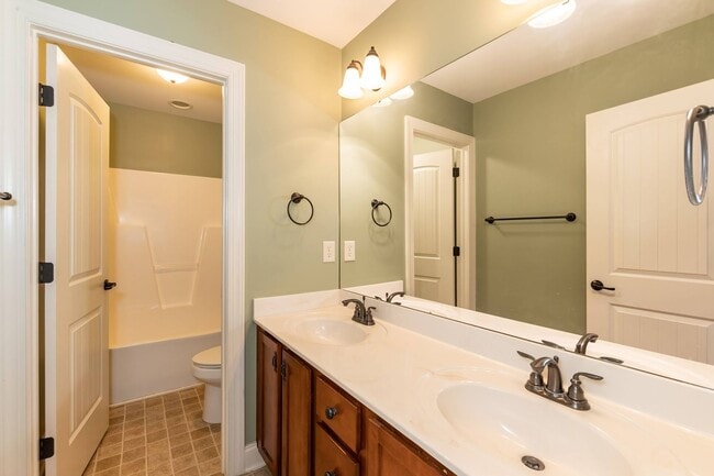 Building Photo - Lovely Large Family Home in Fuquay!