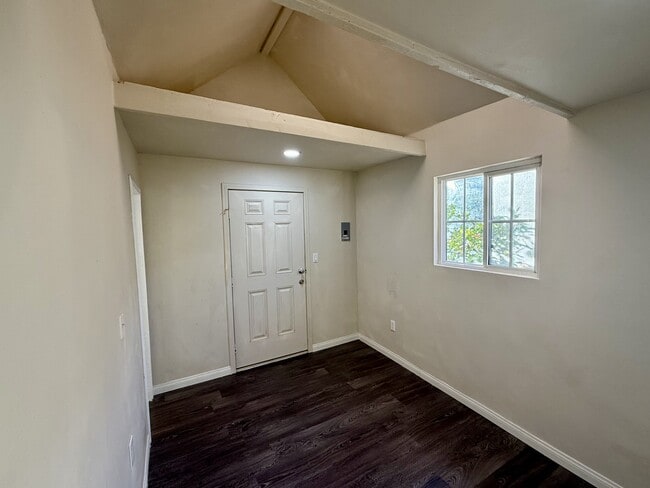 Building Photo - 5795 Kenwood Pl