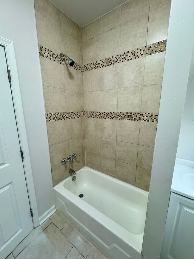 Building Photo - Spacious 3-Bedroom Home with Modern Amenit...