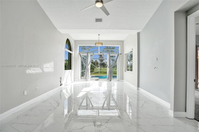 Building Photo - 652 W Palm Aire Dr