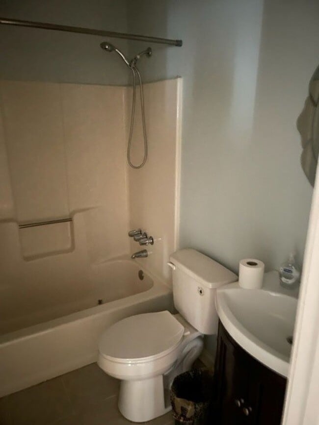 Building Photo - 468 Davis Rd