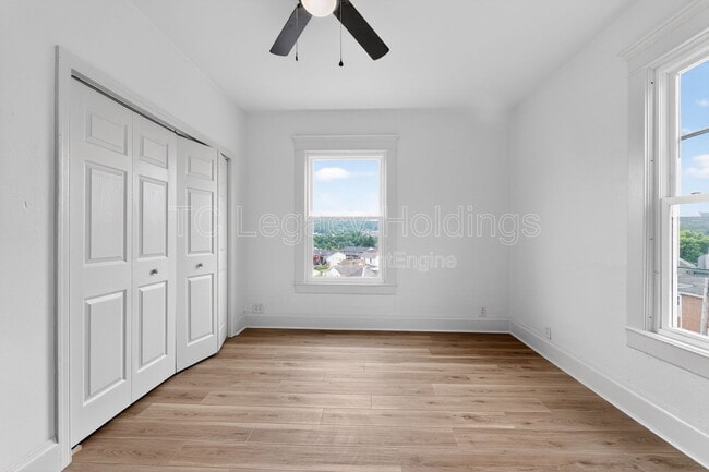 Building Photo - 1527 Farland Ave