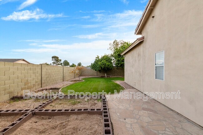Building Photo - 1861 N Oracle Cir