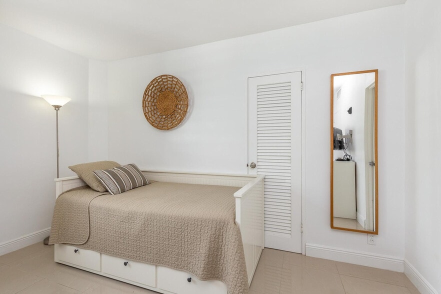 Building Photo - 3901 S Ocean Dr