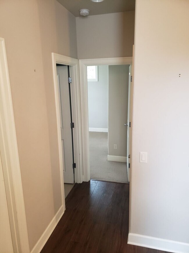 Building Photo - Modern Home in SW Portland