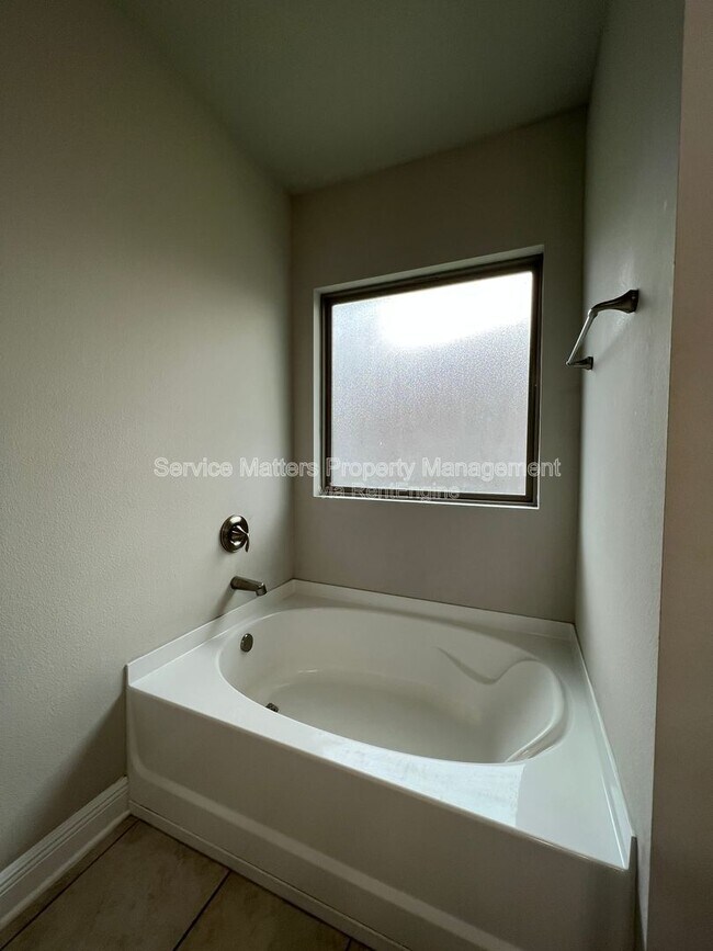 Building Photo - 4533 Oak Orchard Cir